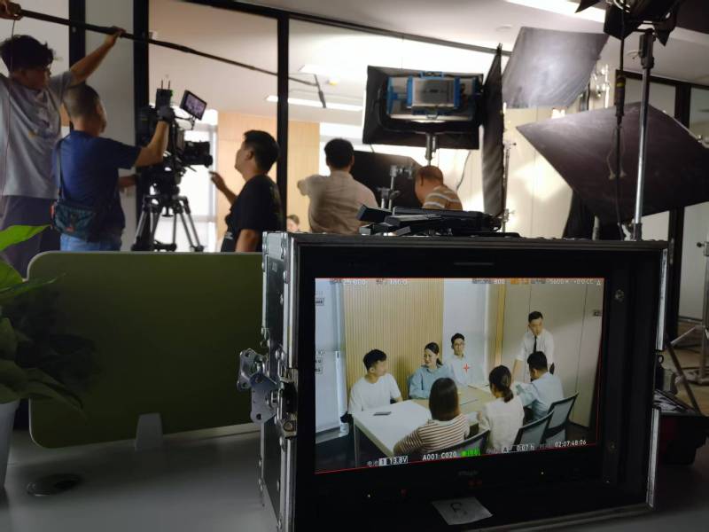 伽师县TVC拍摄公司：科技产品视觉化大师，诠释未来感与功能美学